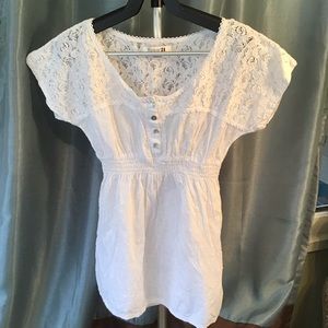 Forever 21 NWOT. white cotton lace top  M